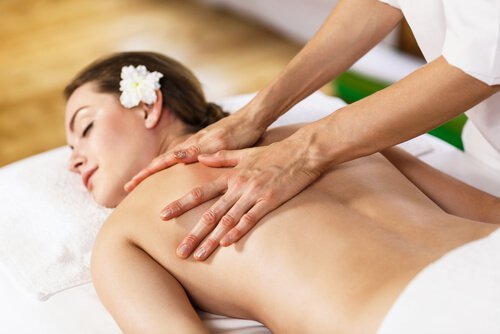 Frau bekommt Massage für ihre Wirbelsäule