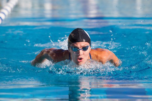 Mann beim Schwimmen