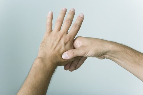 2 Hände die japanische Technik gegen Stress ausführen