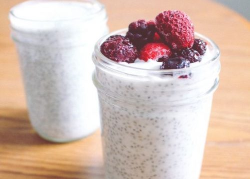 Chia-Samen als Pudding mit Waldbeeren
