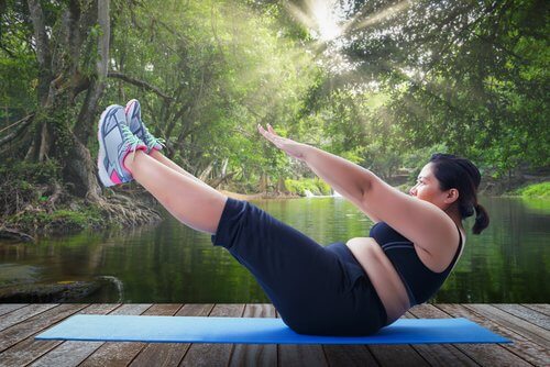 Frau macht Sport, um Schlaganfall zu verhindern