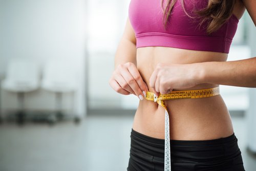 Frau misst ihre Taille Diät