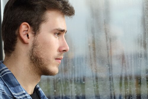Teenager schaut aus dem Fenster