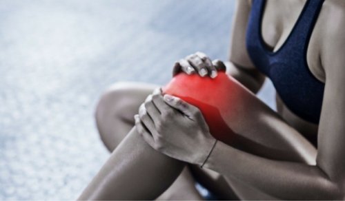 Frau mit Bursitis am Knie