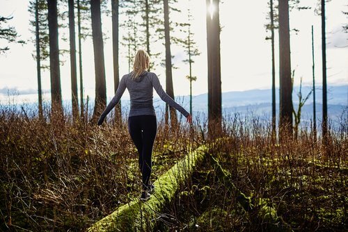 junge Dame beim Waldspaziergang gegen Stress