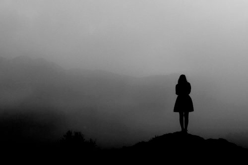 Frau im Nebel dankt an ihre Gegenwart