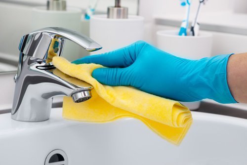 Wasserhahn mit Apfelessig reinigen