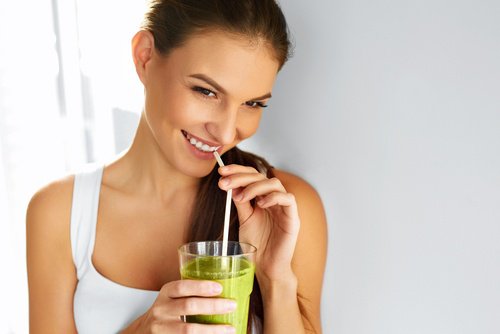 Frau trinkt Smoothie
