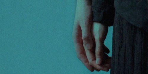 Frau und Mann geben sich die Hand und stärken die Beziehung