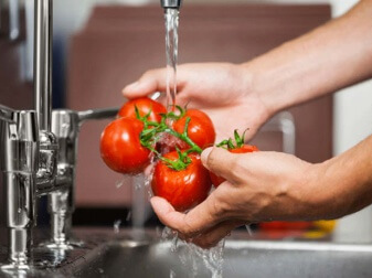 Tomaten mit Apfelessig desinfizieren