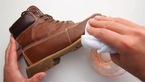Schuhe mit Apfelessig säubern