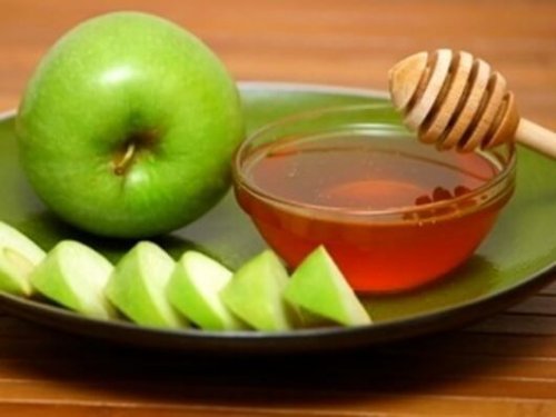 Probiere auch diesen hausgemachten Schleimlöser aus Apfel, Honig und Zitrone