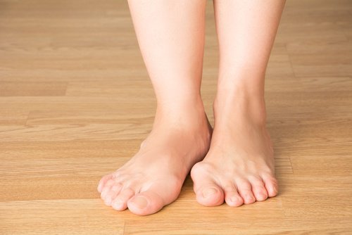 7 Wege um Schmerzen durch Hammerzehen zu lindern