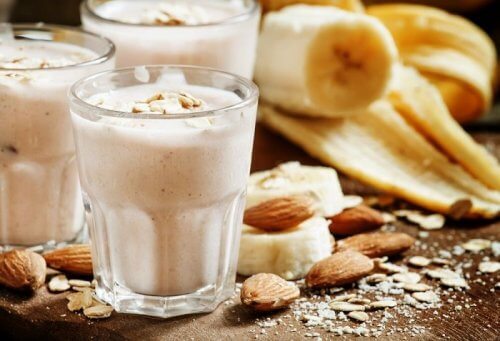Köstlicher Drink aus Ingwer und Mandeln um Flecken auf der Haut aufzuhellen Köstlicher Drink aus Ingwer und Mandeln um Flecken auf der Haut aufzuhellen