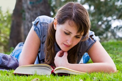 Frau beim Lesen Gehirn