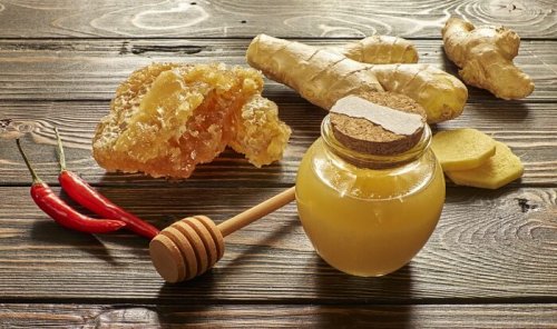 Die 5 besten hausgemachten Schleimlöser: Sirup mit Honig und Cayenne-Pfeffer