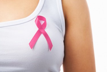 Frau mit Symbol gegen Brustkrebs