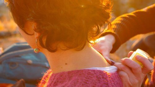 Frau erhält Massage mit ätherischen Ölen
