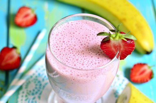 6 Drinks mit Erdbeeren die du unbedingt für deine Diät probieren solltest 6 Drinks mit Erdbeeren die du unbedingt für deine Diät probieren solltest