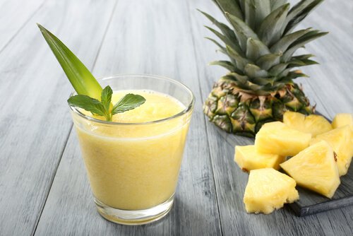 Erdbeeren und Ananas für die Diät
