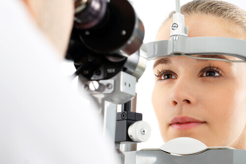 Augenuntersuchung und Safran gegen Makuladegeneration