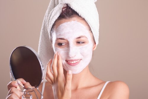 Frau in der Menopause mit Gesichtsmaske