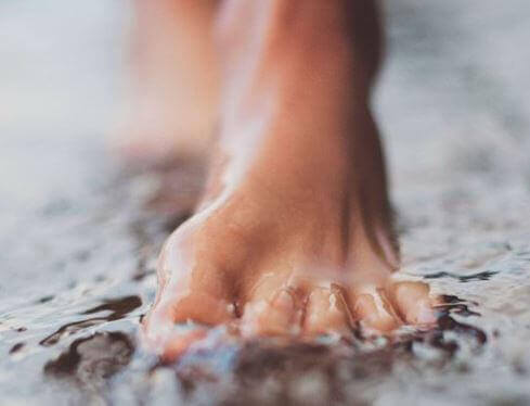 Füße im Wasser