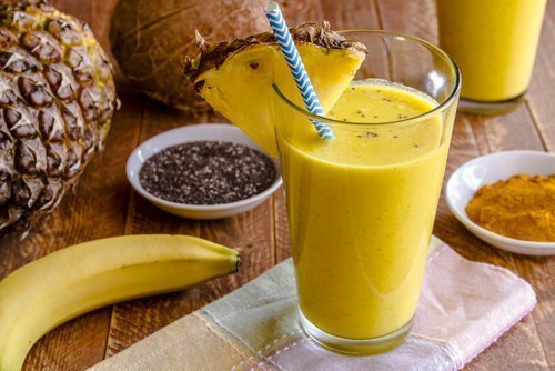gesunde Mixgetränke mit Banane und Ananas