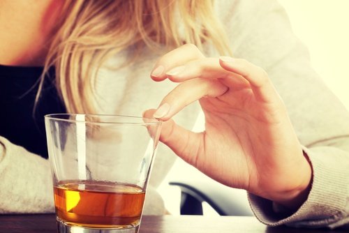 Frau trinkt Alkohol