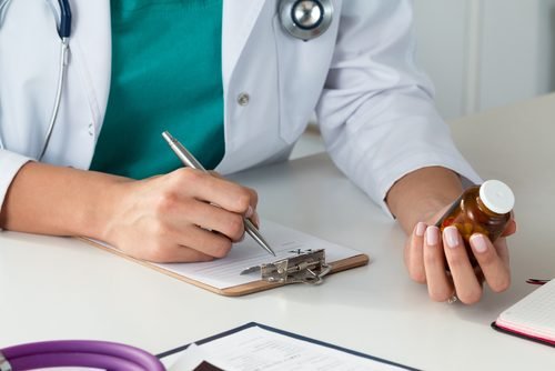 Ärztin verschreibt Antibiotika