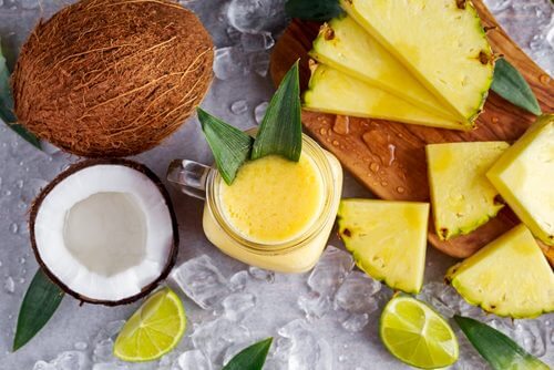 Drink aus Kokosnuss, Ananas und Ingwer um Gewicht zu verlieren und Flüssigkeit auszuscheiden