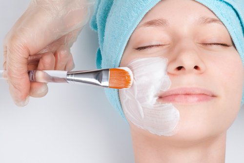 Gesichtsmaske mit Aspirin und Joghuhrt zur Aufhellung von Flecken