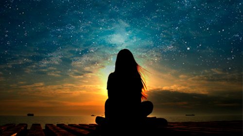 Frau betrachtet Sterne während der Kindheit