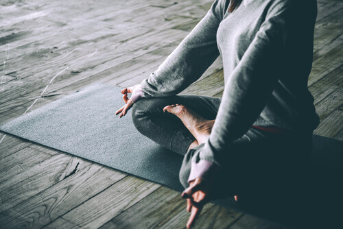 Yoga bei grauen Haaren