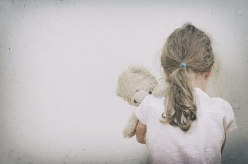 Kind mit Kuscheltier