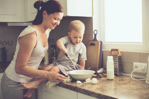 Mutter mit Kind in Küche
