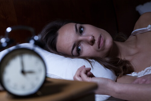 Frau leidet an Schlaflosigkeit