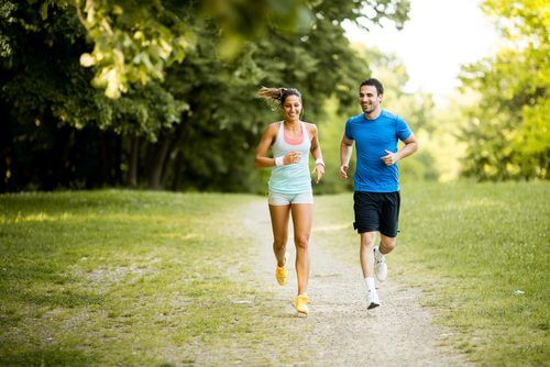 Frau und Mann machen Sport