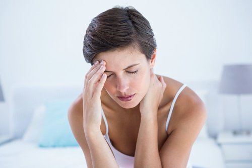 Frau mit Migräne und visuellem Stress