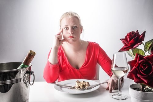 verärgerte Frau isst zu viel