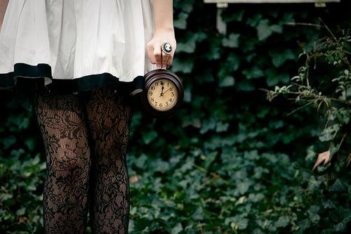Frau mit Uhr in der Hand möchte glücklich sein