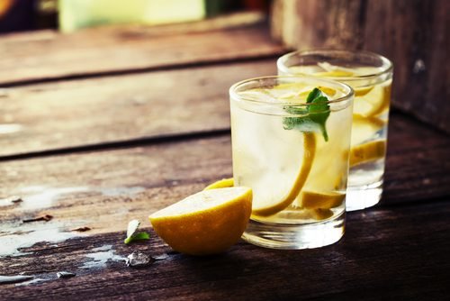 Hausgemachte Limonade mit grünem Tee