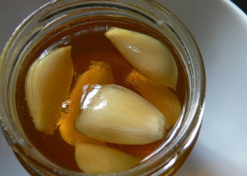Honig und Knoblauch gegen Bronchitis