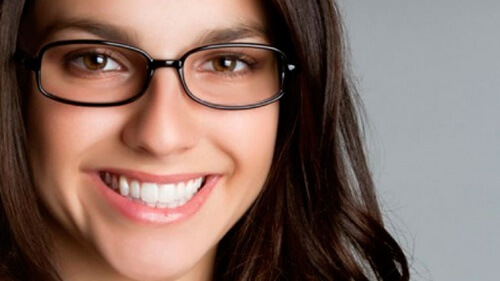 fröhliche Frau mit Brille