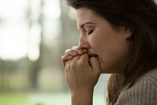 Frau benötigt Übungen gegen Angst