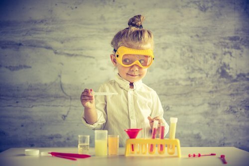 Tipps gegen Stress: mache es wie dieses Mädchen, das das Leben als Kinderspiel und Experiment betrachtet
