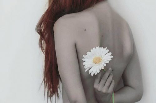 Frau mit Blume