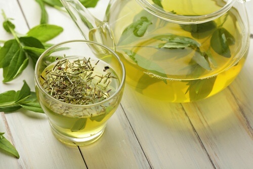 Kräutertees gegen Cellulite: auch grüner Tee kann helfen