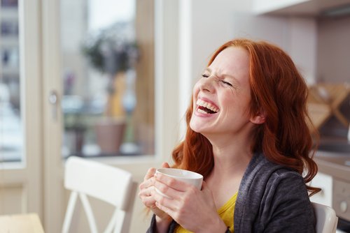 Tipps gegen Stress: Frau trinkt eine Tasse Kaffee und genießt diese Zeit