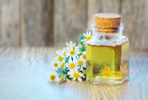 Öle gegen Arthritisschmerzen: Kamillenöl 